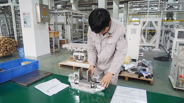 قطع الغيار والقطع الاستهلاكية