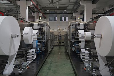 خط تعبئة وتغليف المناديل المبللة أوتوماتيكي بالكامل