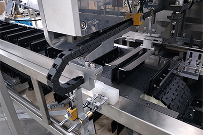 ماكينة التعبئة في الكرتون الآلية